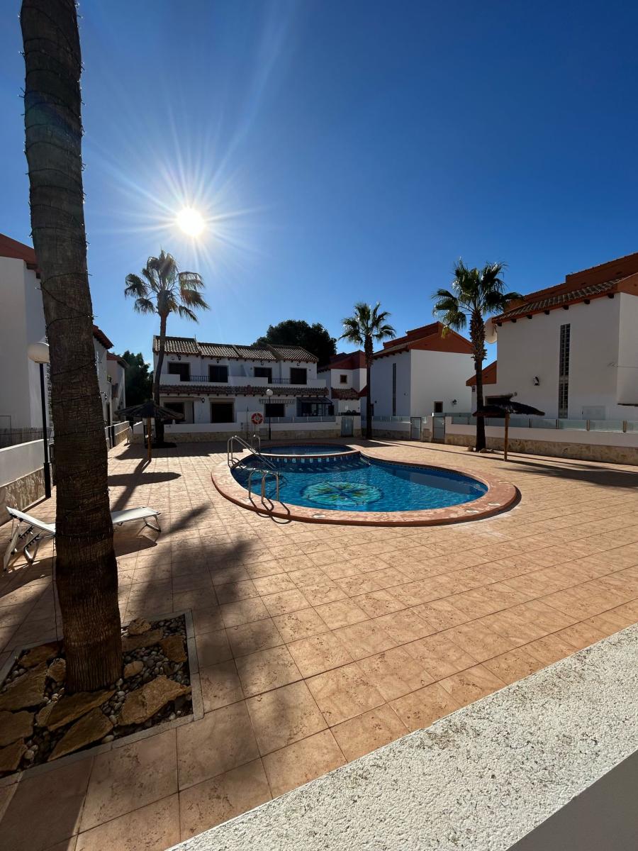 Vendita. Bifamiliare a Villamartin