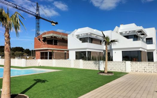 NEW BUILD VILLAS IN PILAR DE LA HORADADA ON THE GOLF COURSE