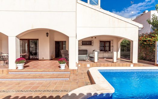 Villa for sale in Punta Prima