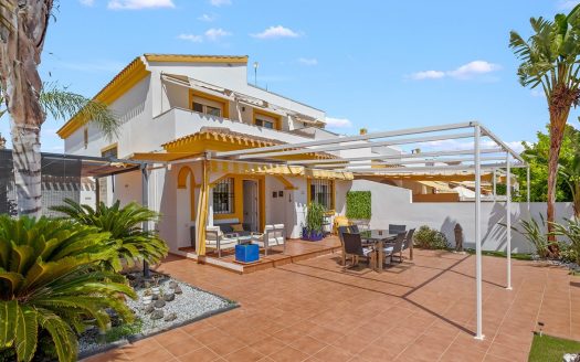 Villa / Semi-detached for sale in Torre de La Horadada