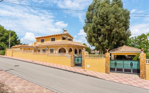Villa for sale in Jacarilla