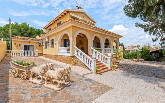 Villa for sale in Jacarilla
