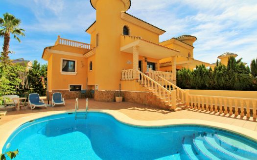 Villa for sale in Villamartin