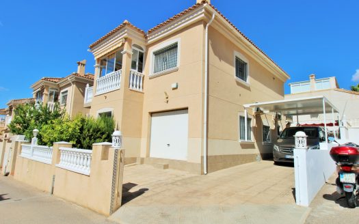 Villa for sale in Villamartin