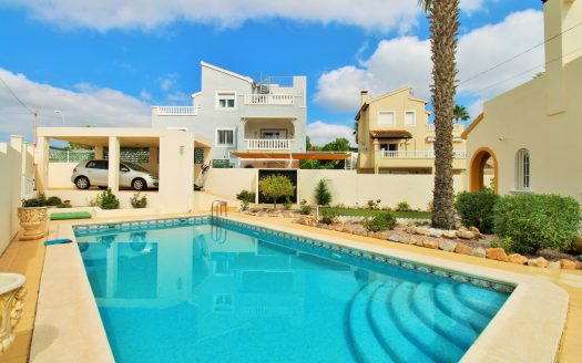 Villa for sale in Villamartin