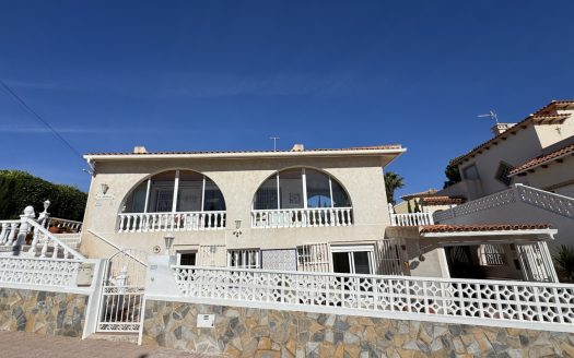 Villa for sale in Villamartin