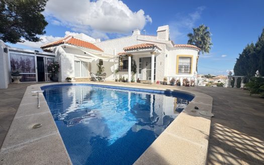 Villa for sale in Villamartin