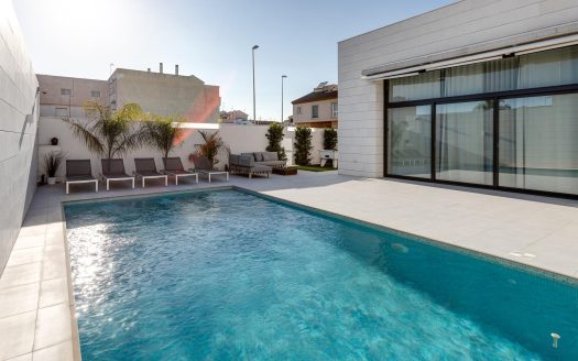 MEDITERRANEAN VILLA IN URBAN AREA CLOSE TO THE SEA