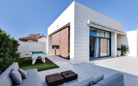 MEDITERRANEAN VILLA IN URBAN AREA CLOSE TO THE SEA