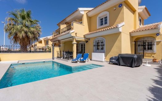 Villa for sale in Villamartin