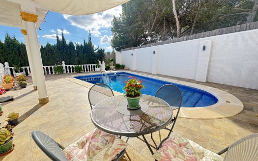 Villa for sale in Villamartin