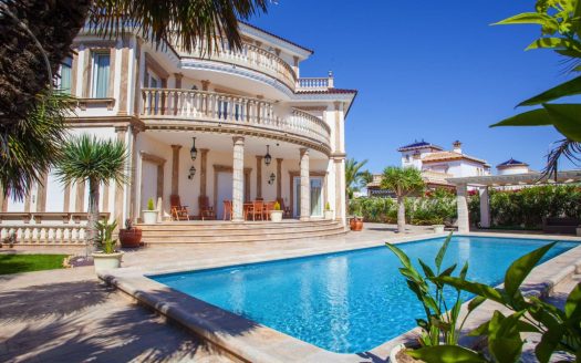 Villa for sale in Cabo Roig