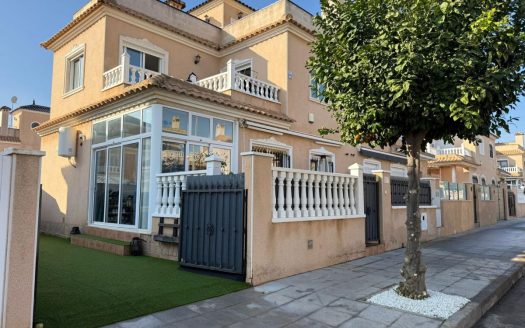 Semi-detached house with communal pool in Torre de la Horadada.
