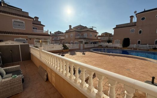 Semi-detached house with communal pool in Torre de la Horadada.