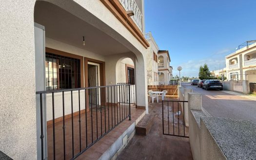 Charming apartment with spacious terrace and communal pool in Daya Vieja
