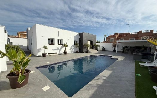 Modern 5 bedroom Villa with Heated Pool in Ciudad Quesada, Alicante