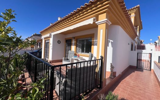 Independent villa for sale in Vistabella golf
