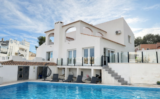 Villa for sale in Villamartin