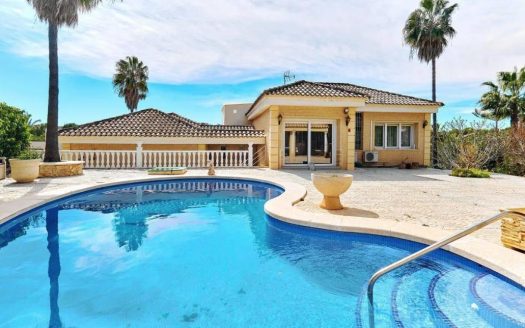 Detached 5 bedroom villa just 150m from the beach – Campoamor, Orihuela Costa