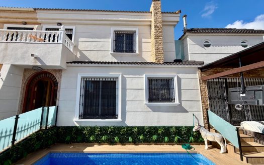 Semi for sale in Orihuela Costa