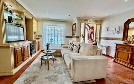 Semi for sale in Orihuela Costa