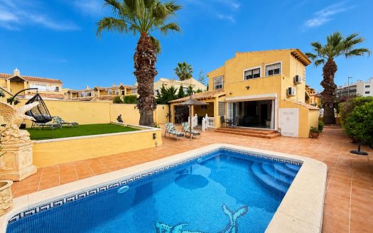Villa for sale in Villamartin