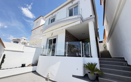 Villa for sale in Villamartin