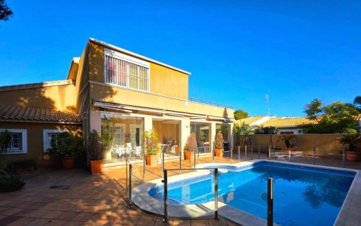 Villa for sale in Dehesa de campoamor