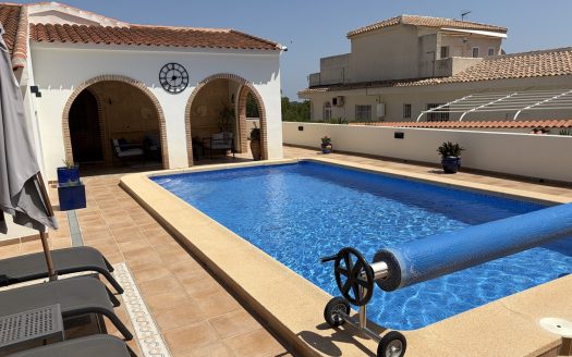 Villa for sale in Pinar de Campoverde