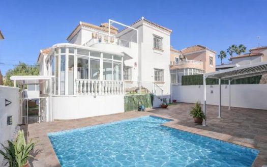 Spacious Detached Villa with Private Pool in Las Filipinas