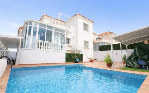 Spacious Detached Villa with Private Pool in Las Filipinas