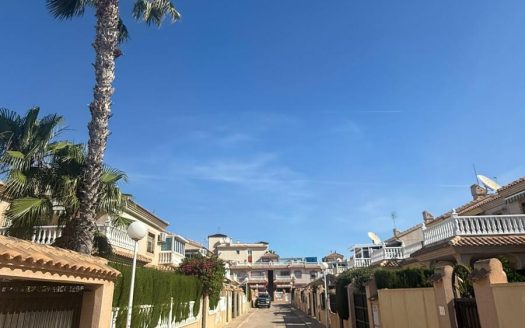 Semi-detached villa with private pool in Playa Flamenca.