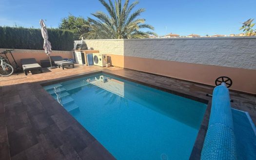 Semi-detached villa with private pool in Playa Flamenca.