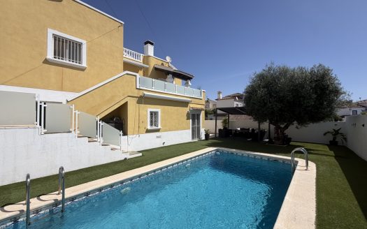 Villa for sale in Villamartin
