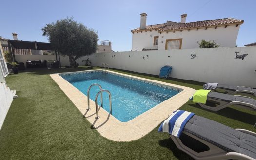 Villa for sale in Villamartin