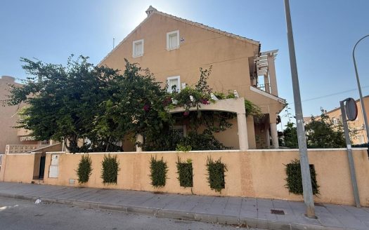 4 bedroom, south facing corner house, at 150m from the beach in Torre de la Horadada
