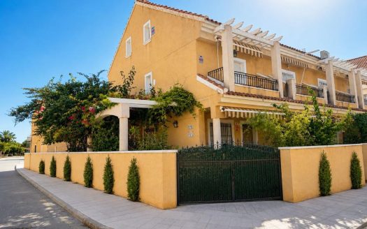 4 bedroom, south facing corner house, at 150m from the beach in Torre de la Horadada