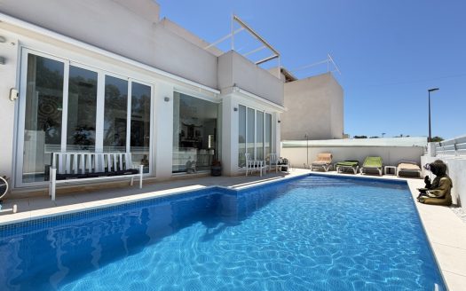 Villa for sale in Mil Palmeras