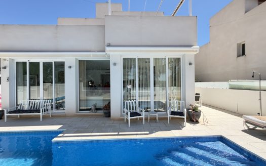 Villa for sale in Mil Palmeras