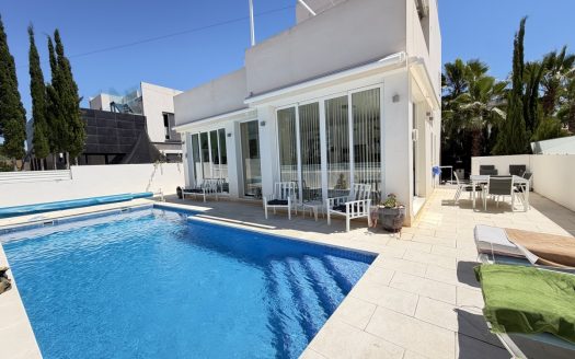 Villa for sale in Mil Palmeras